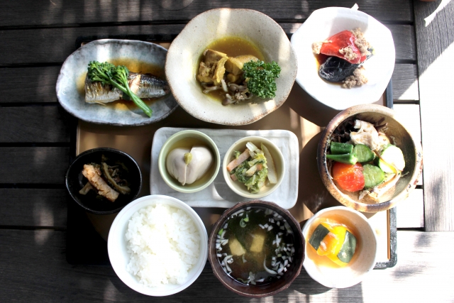大人ニキビに効果的な栄養素と食べ物